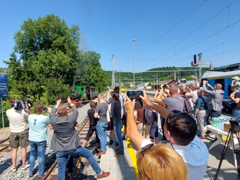 Z jednoho nástupiště dvěma rozchody